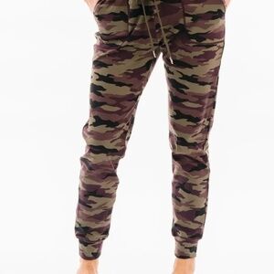 Zyia unwind camo joggers